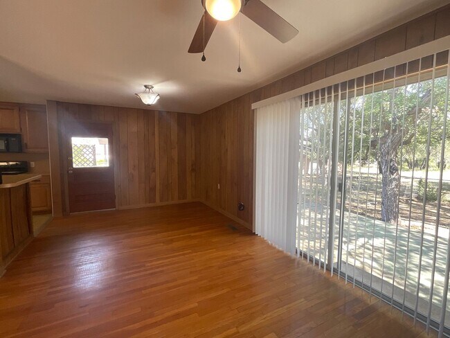 Foto del edificio - **APPLICATION RECEIVED**  AMAZING 3 bedroom 2 Bath home with detached GARAGE/WORKSHOP in Marble F...