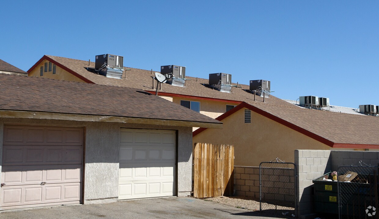 Building Photo - 16675 Zenda St