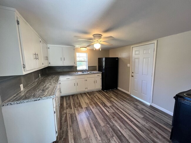 Building Photo - Cute house for rent!
