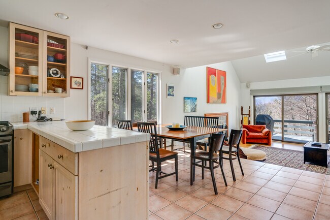 Foto del edificio - 74 Mt Guardian Rd