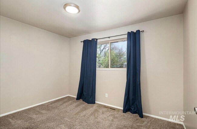 Building Photo - 4 Bed 2 Bath in Boise!