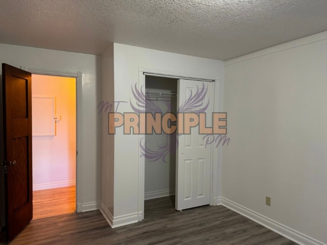 Foto del edificio - 218 E 3rd St