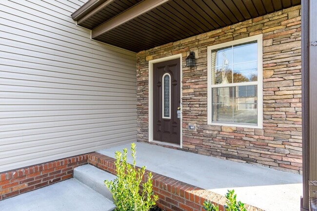 Building Photo - Pet Friendly Three Bedroom with Bonus!