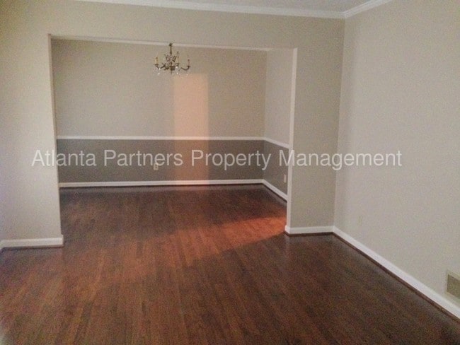 Building Photo - 2660 Summit Hills Dr