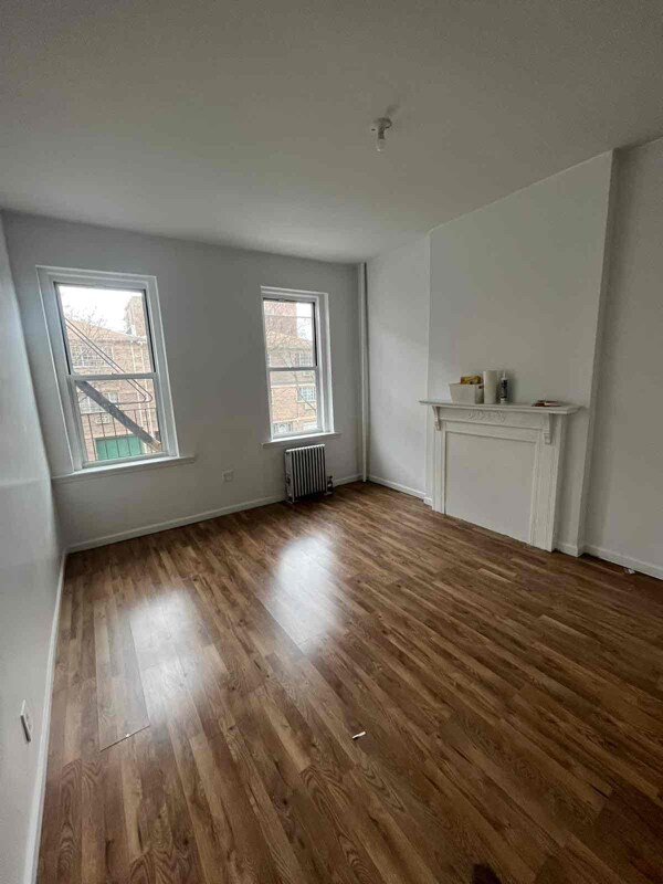 Primary Photo - 423 Throop Ave