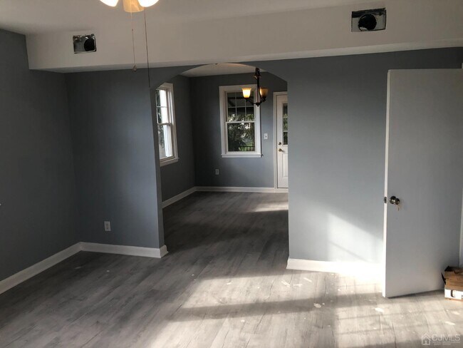 Building Photo - 2249 Evergreen Ave