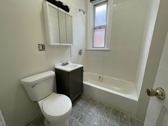 Foto del edificio - 1631 N Kimball Ave