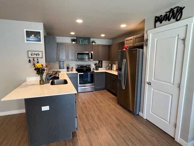 Foto del edificio - 3 bed/2 bath rambler style home! Double ga...