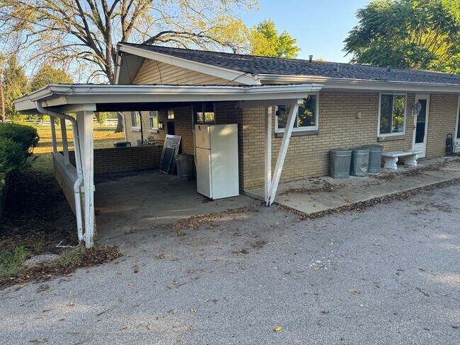Building Photo - 2 bedroom Duplex