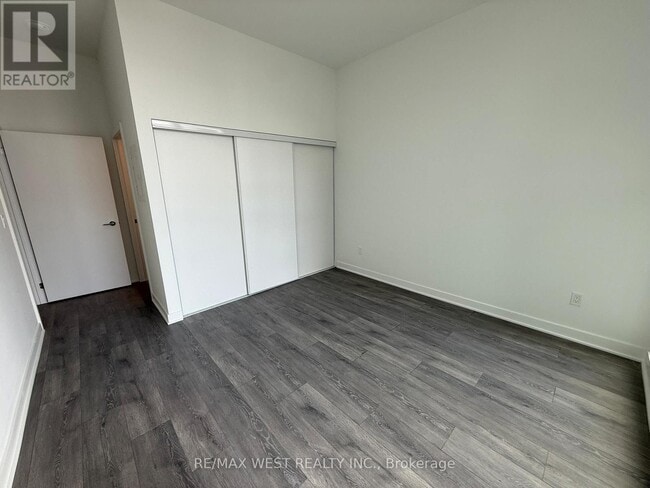 Building Photo - 1007 The Queensway