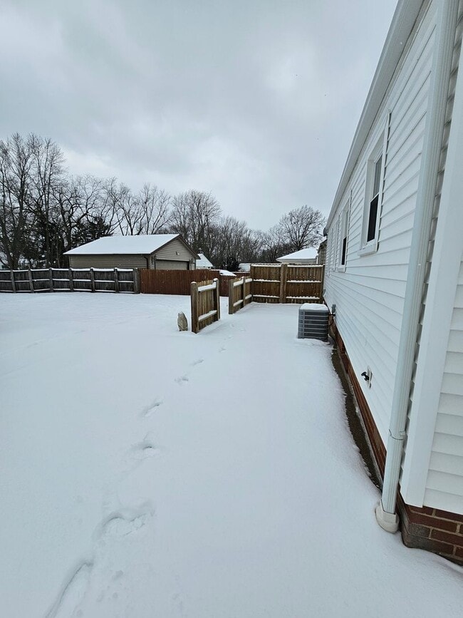 Building Photo - Beautiful Parma Heights 3 Bedroom