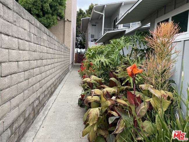 Building Photo - 4419 W Rosecrans Ave