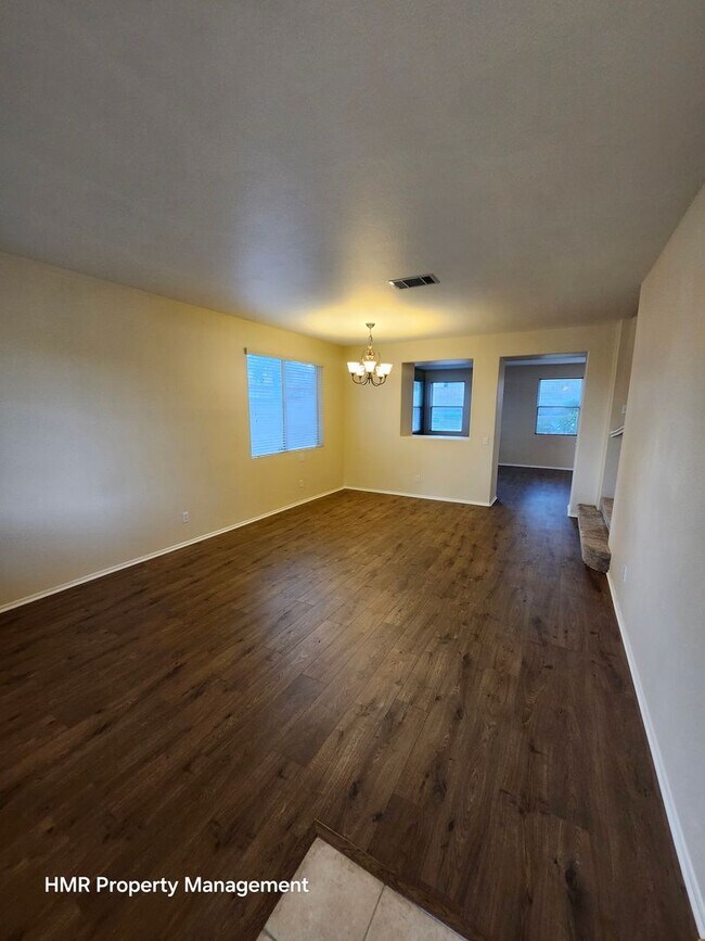 Building Photo - 5 Bedrooms with a Bonus Family Room