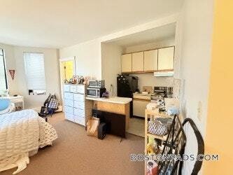 Building Photo - 833 Beacon St