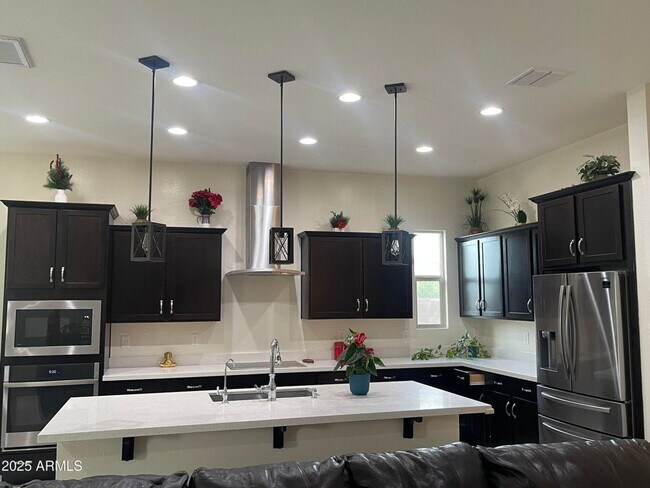 Foto del edificio - Gorgeous 4 bed 3.5 bath + Den with FULL SO...