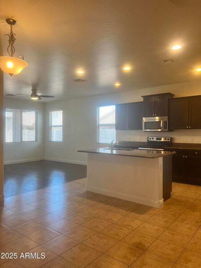Foto del edificio - 36018 N Richardson Dr