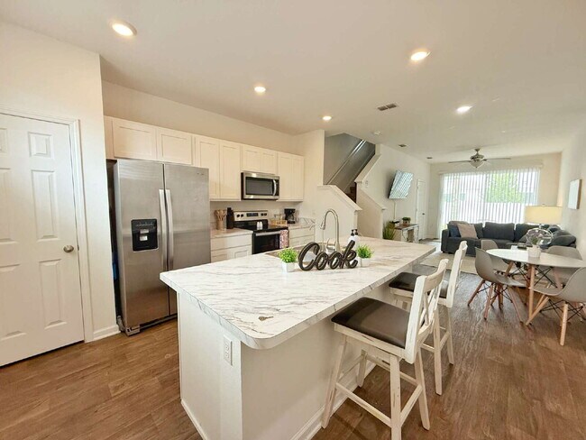 Foto del edificio - Furnished Townhome conveniently located!