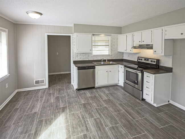 Building Photo - Fully updated 3 bed, 1.5 bath home with wo...