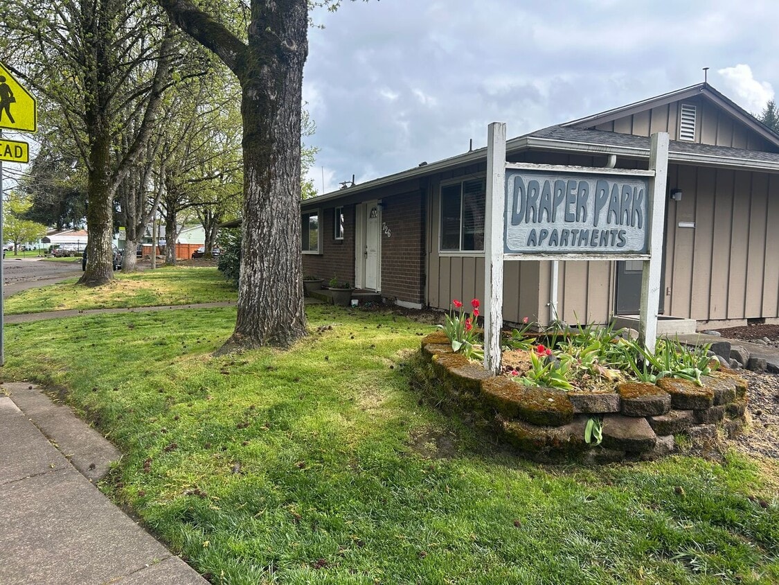 Building Photo - (905) Draper Apartments - 3 Bedroom / 1.5 Bath Duplex