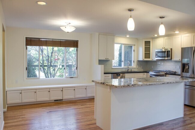 Foto del edificio - RENOVATED 3 BED MADISON PARK BUNGALOW W EASY COMMUTE!