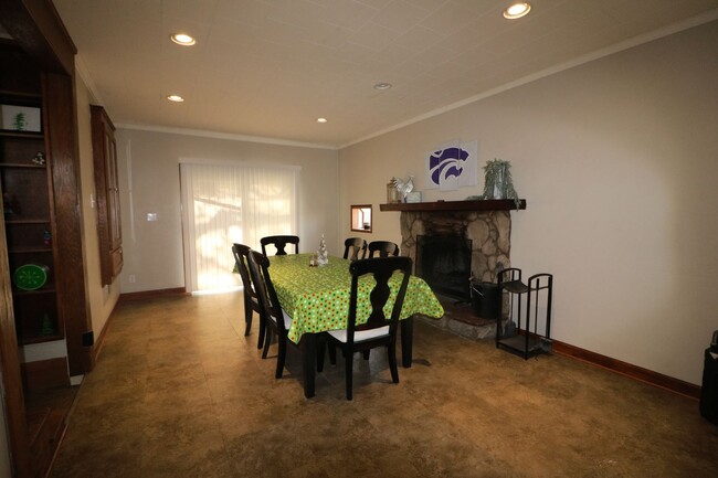 Building Photo - Fantastic 4 bedroom westside ranch!