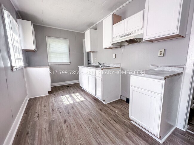 Building Photo - 605 7th Ave