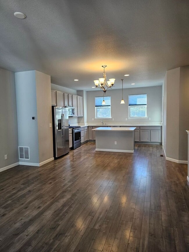Building Photo - Contemporary townhome in Great Location