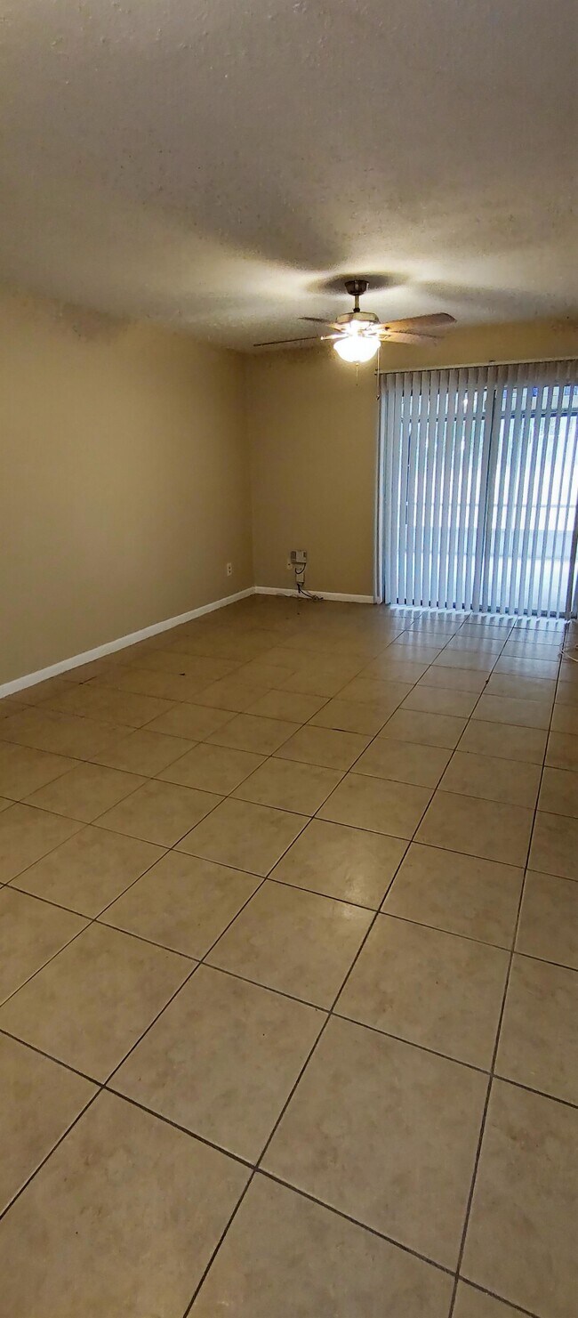 Foto del edificio - 9525 Lake Park Dr