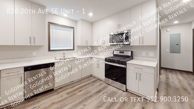 Foto del edificio - Spacious Duplex Close to U of M Campus