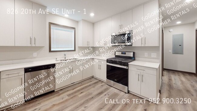 Building Photo - Spacious Duplex Close to U of M Campus