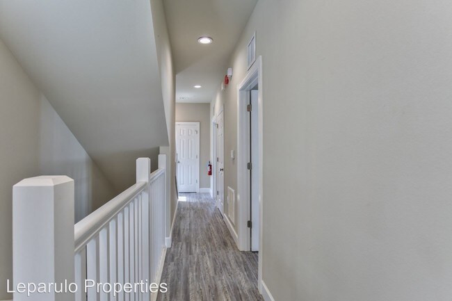 Foto del edificio - 1 br, 1 bath Room For Rent - #101