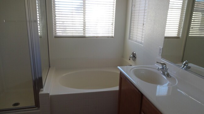 Building Photo - 3 BEDROOM, 2.5 BATH HOME WITH OPEN FLOORPLAN, ISLAND KITCHEN