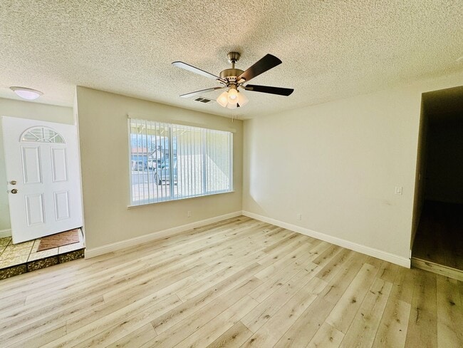 Foto del edificio - Beautifully Remodeled 3-Bedroom Home in Prime Los Banos Location!