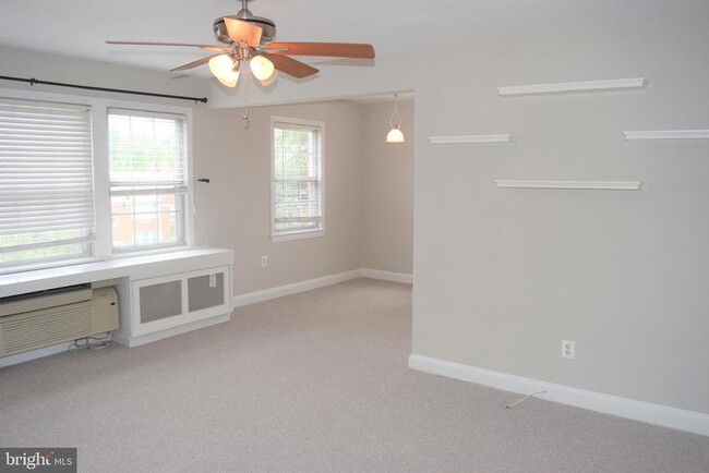 Building Photo - 1806 W Abingdon Dr