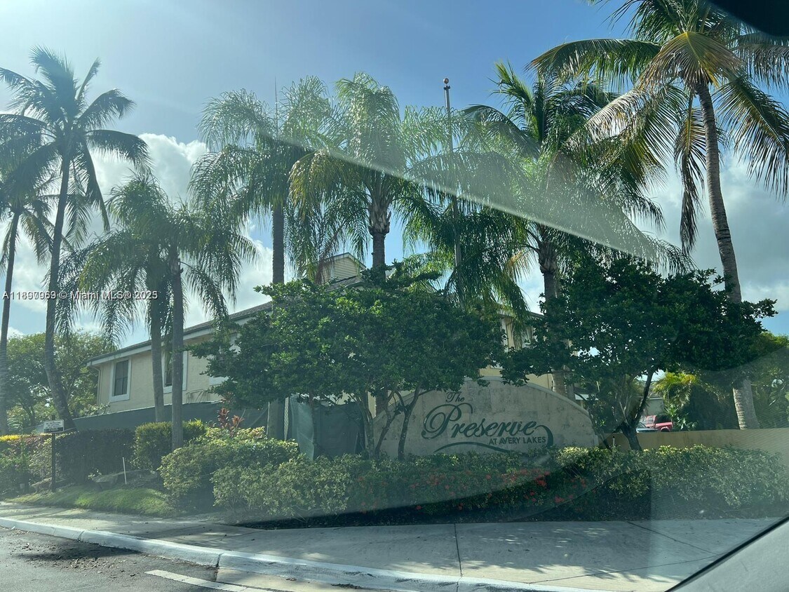 Foto principal - 4040 NW 87th Ave