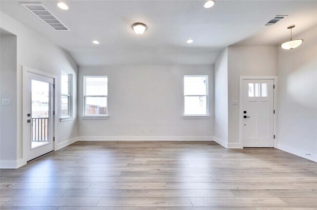 Building Photo - 308 Mirabeau Way