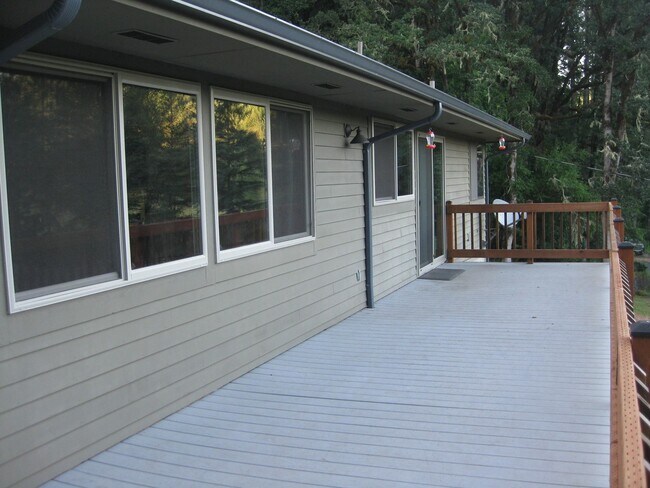 Building Photo - Large Country Home