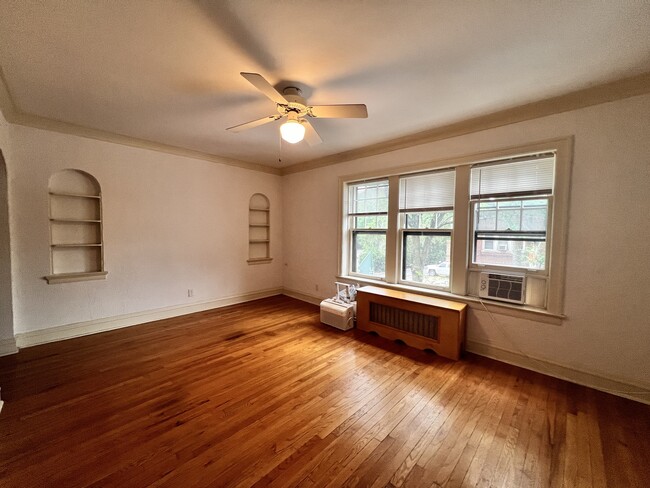 Building Photo - 2546 Central Dr