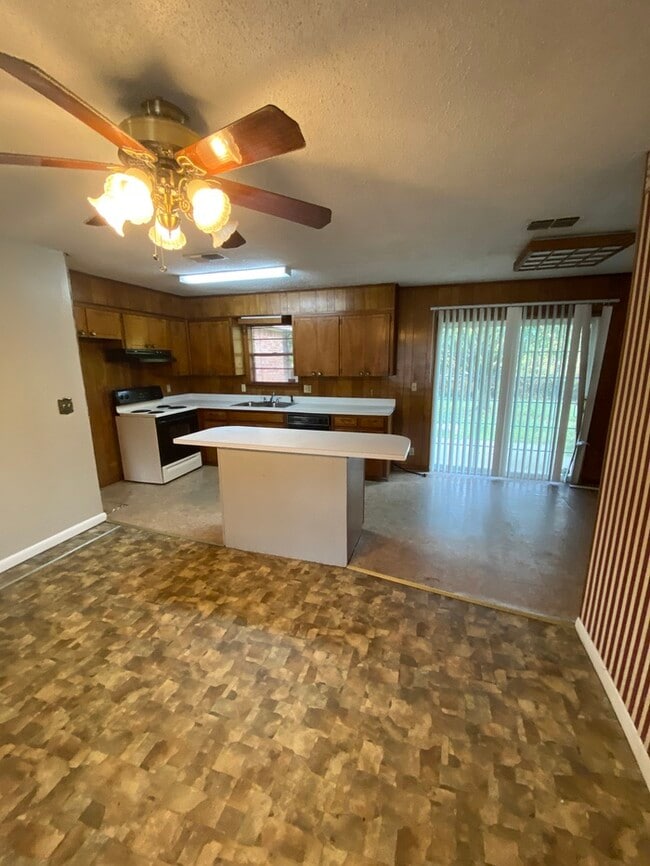 Building Photo - 1202 Avondale