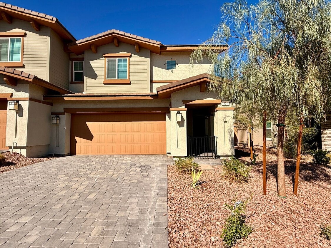 Primary Photo - 3 BED 2.5 BATH 2 CAR GARAGE TOWNHOUSE w/ P...