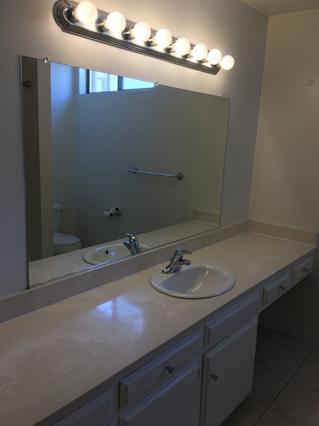 Foto del edificio - 31535 Lindero Canyon Rd