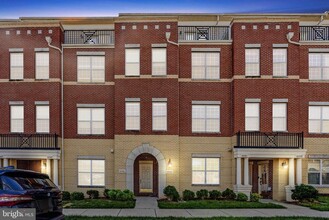 Building Photo - 42563 Highgate Terrace