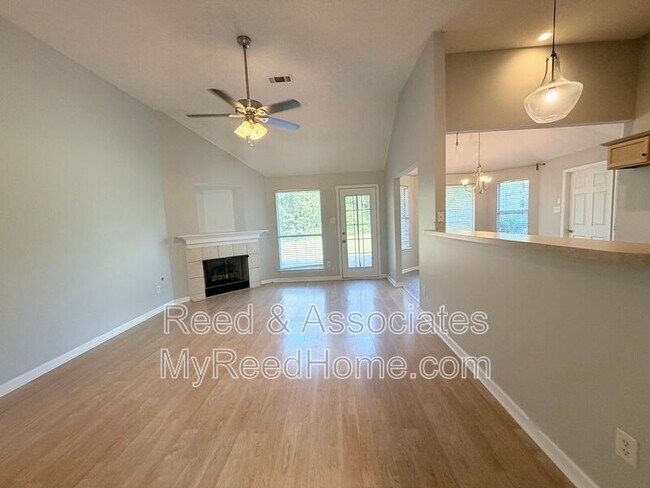 Foto del edificio - 130 Oaks Edge Dr
