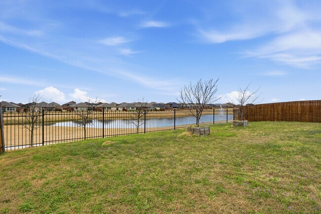 Building Photo - Beautiful on Burlingame
