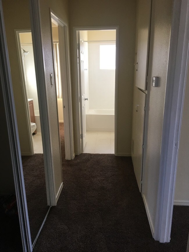 Building Photo - Newly remodeled duplex with LARGE backyard