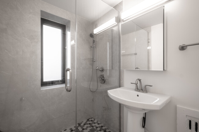 Foto del edificio - 5040 N Marine Dr