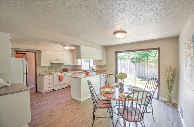 Building Photo - Desirable west side location! 2 bed/ 1.75 bath. Olympia school district