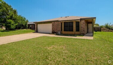 Building Photo - 2302 Traverse Dr