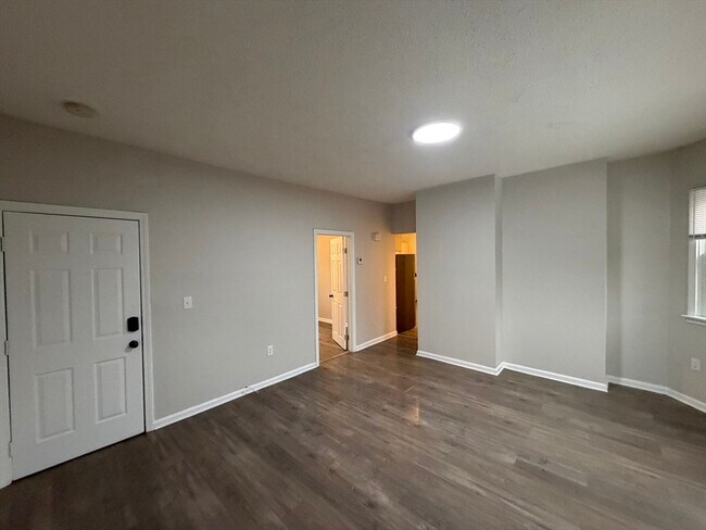 Building Photo - 137 Midland St