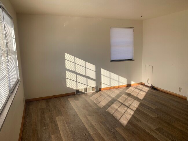 Foto del edificio - 715 W Ridge Rd